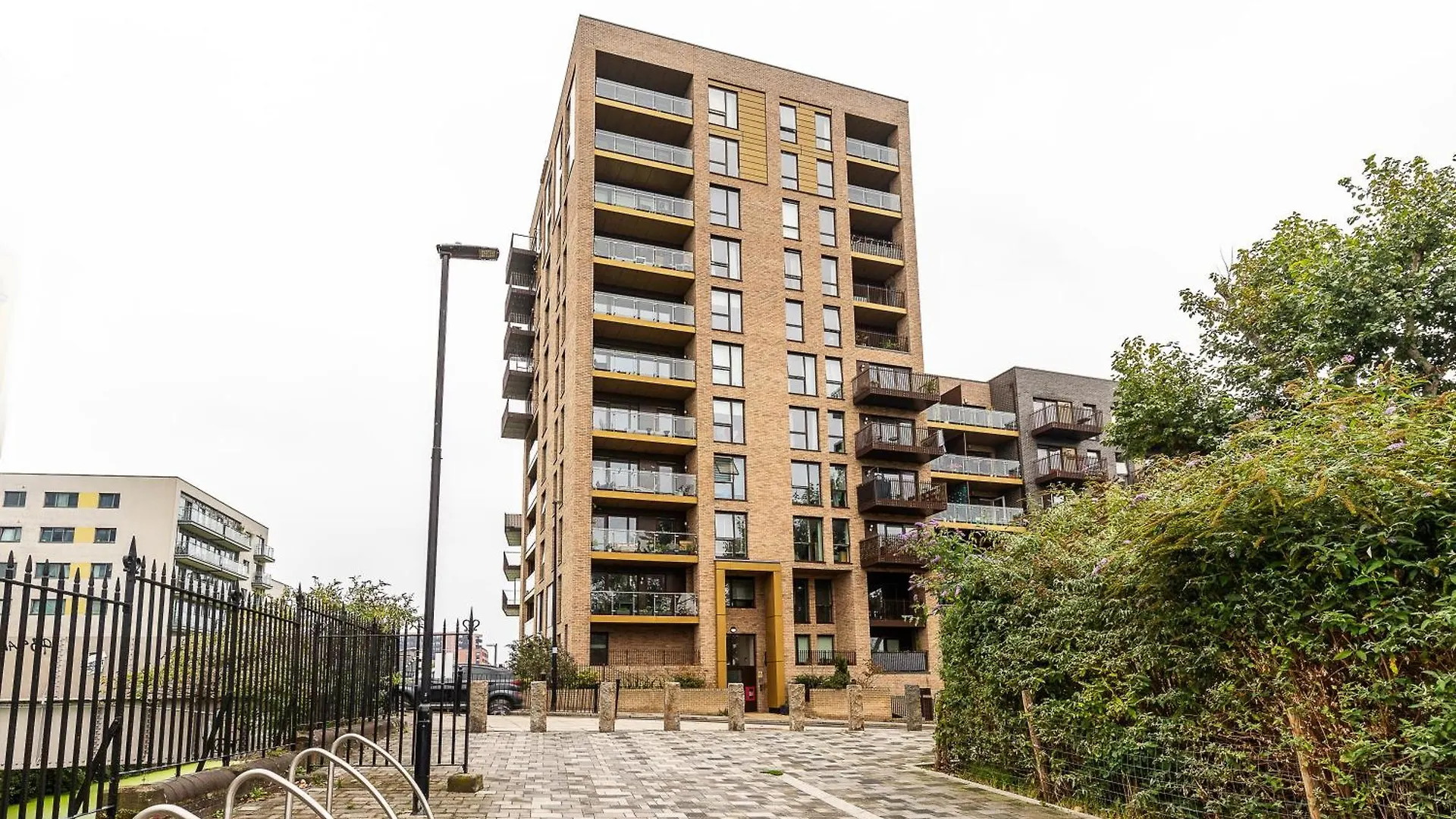 3Br Poplar Apt Views Of Canary Wharf London