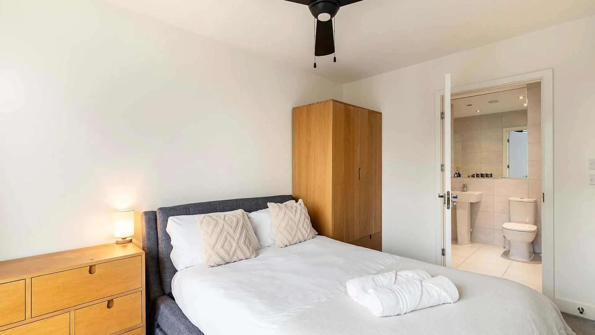 3Br Poplar Apt Views Of Canary Wharf London Storbritannien