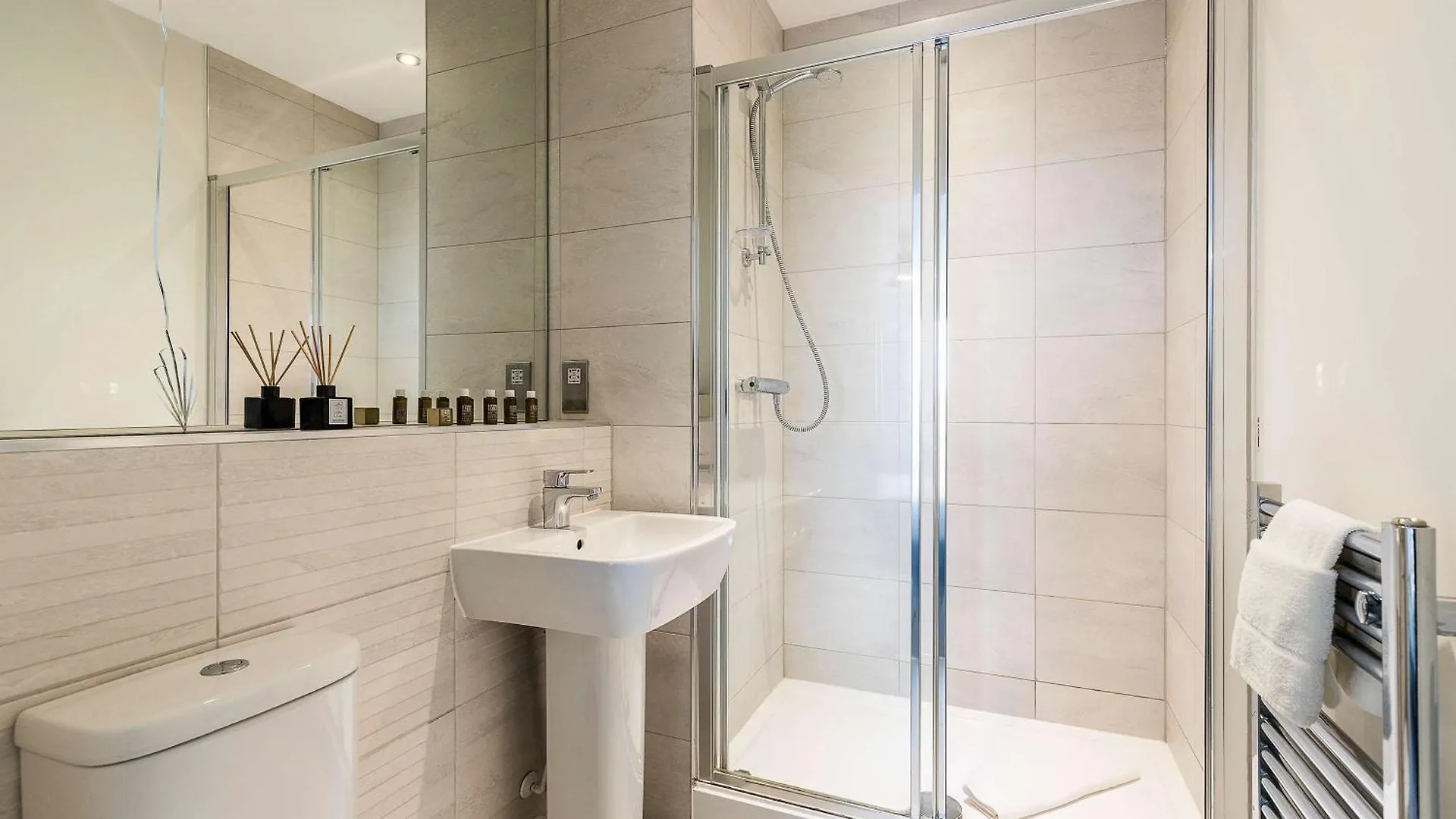 3Br Poplar Apt Views Of Canary Wharf London Lägenhet