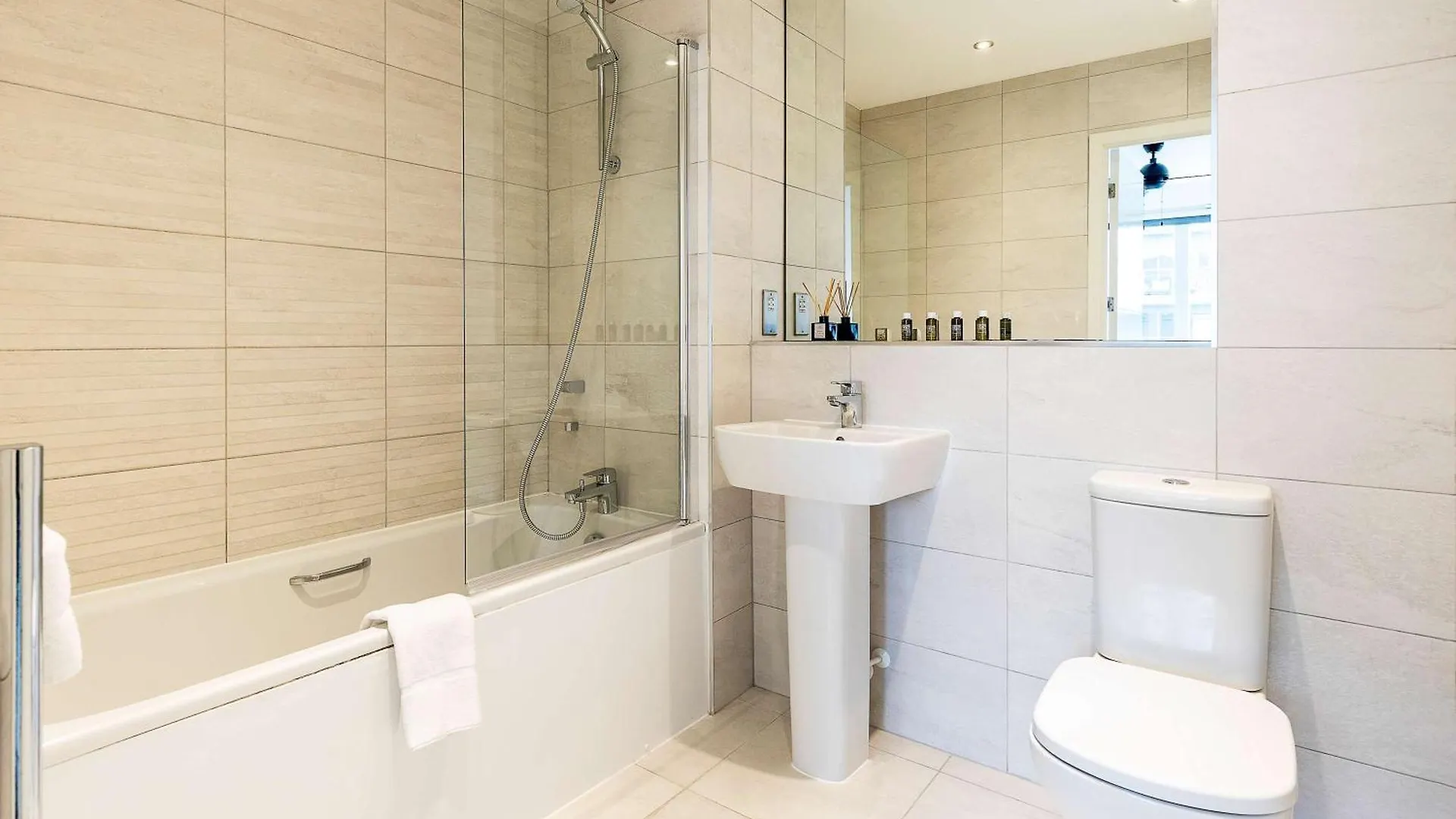 3Br Poplar Apt Views Of Canary Wharf London
