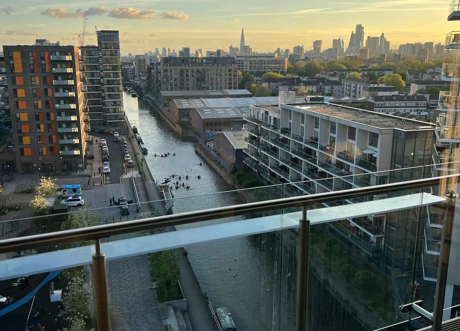3Br Poplar Apt Views Of Canary Wharf London