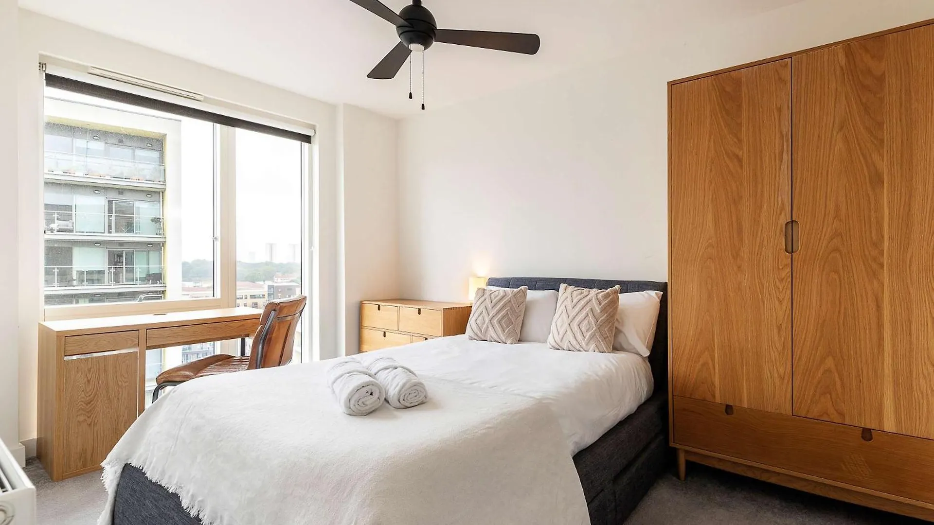 3Br Poplar Apt Views Of Canary Wharf London 0*,  Storbritannien