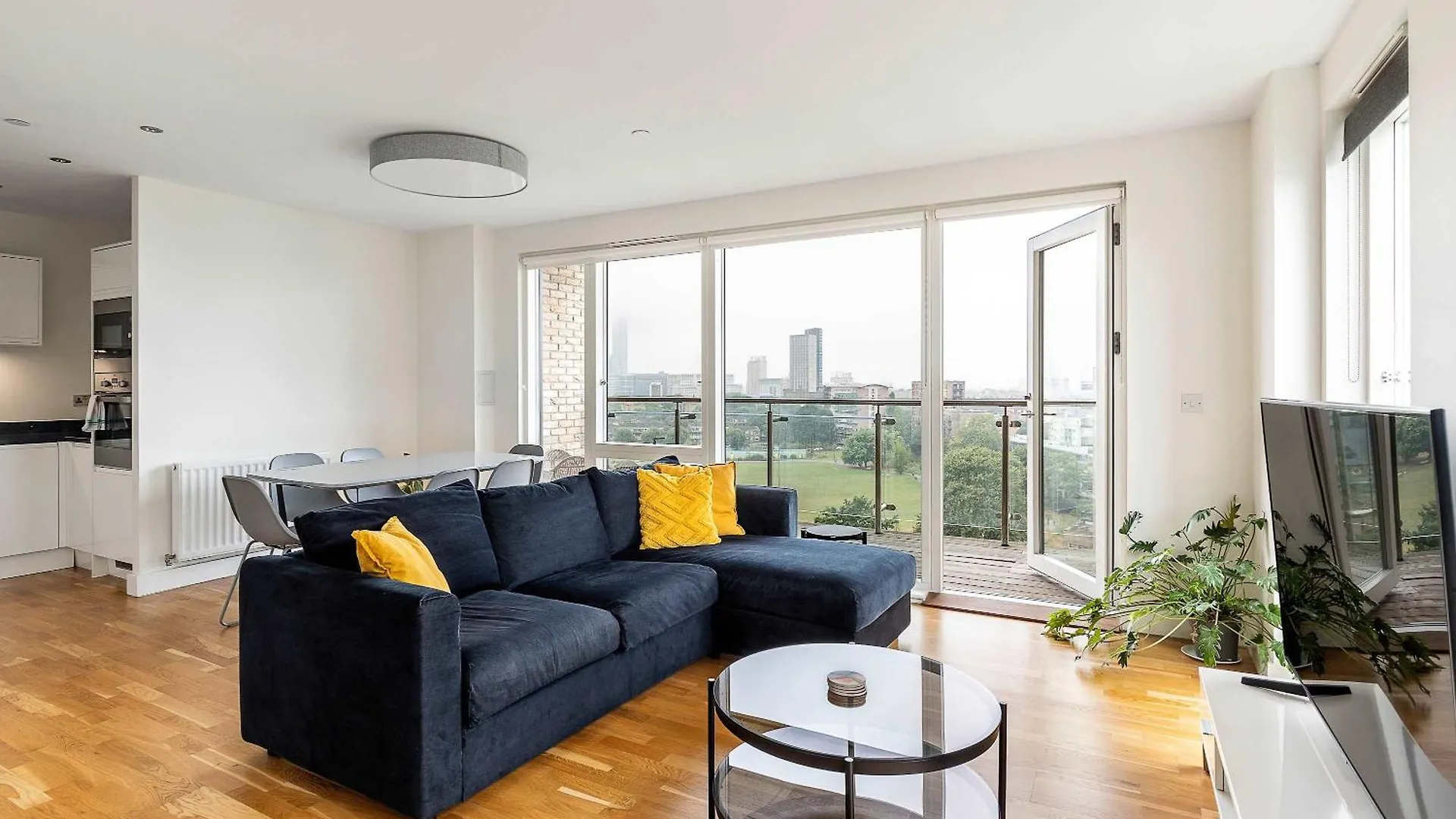 3Br Poplar Apt Views Of Canary Wharf London