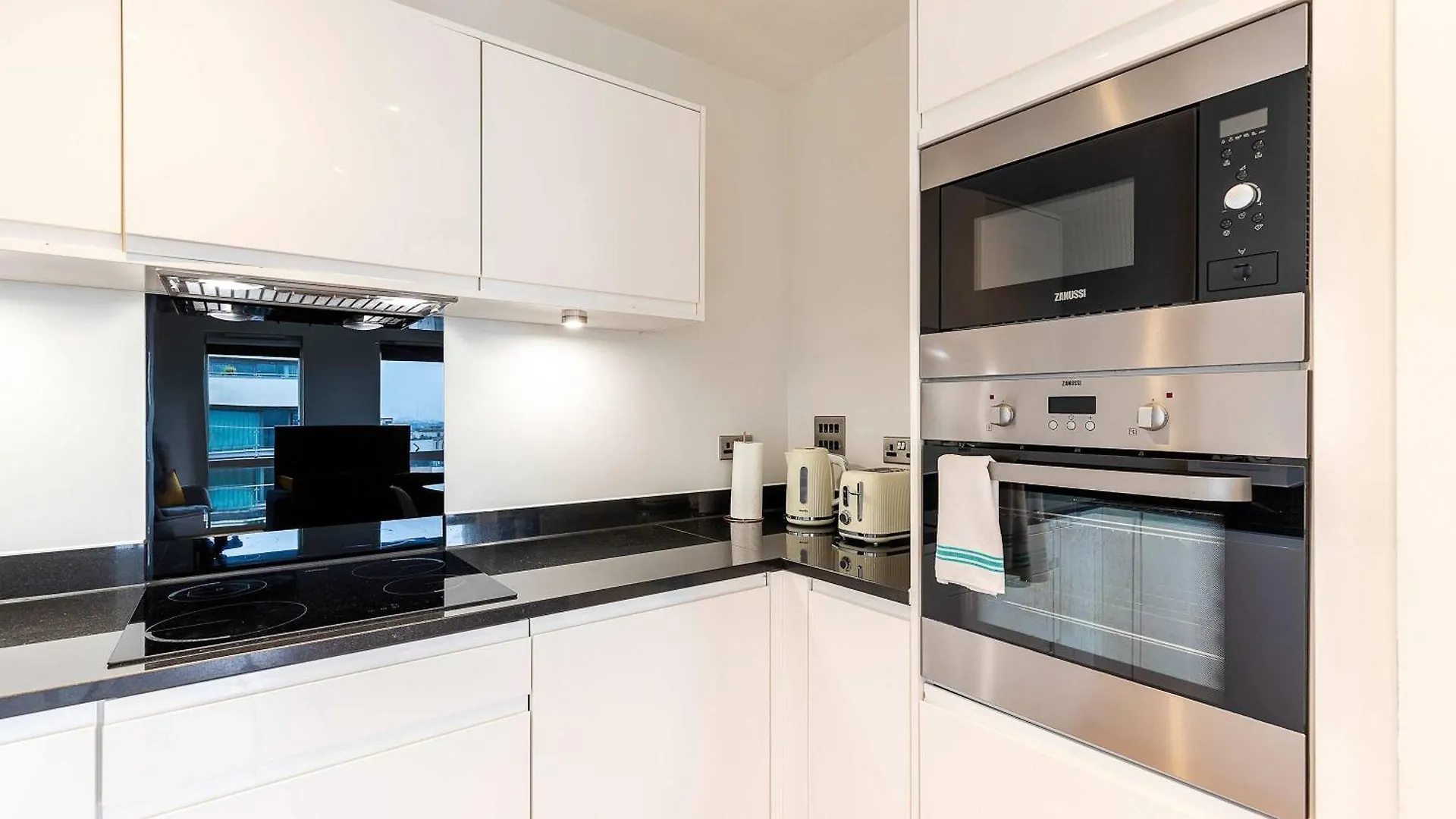 3Br Poplar Apt Views Of Canary Wharf London Lägenhet