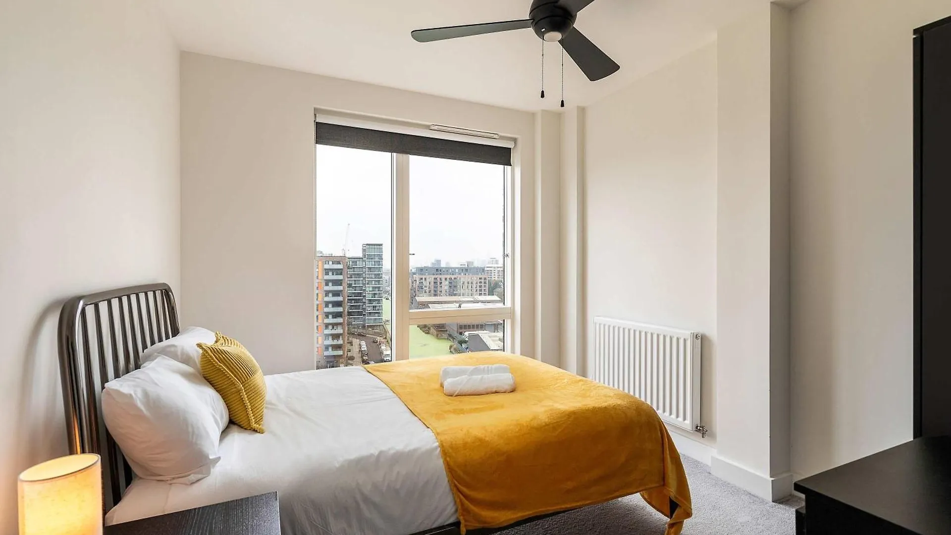 3Br Poplar Apt Views Of Canary Wharf London